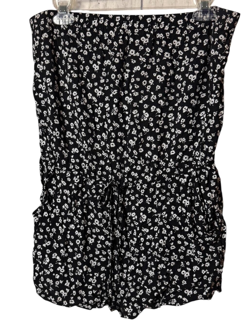 Forever 21 Sleeveless Black and White Print Romper With Pockets Size L